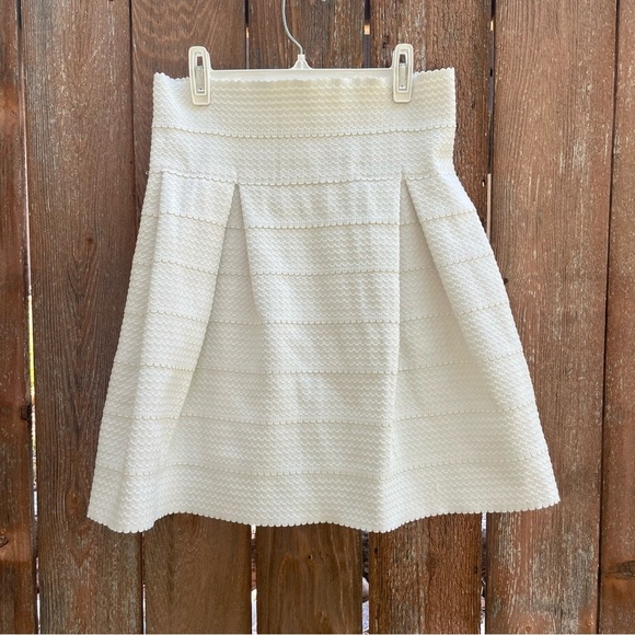 H&M Women’s White Textured Flare Skater Mini Skirt Pull On Size Small - Picture 1 of 11